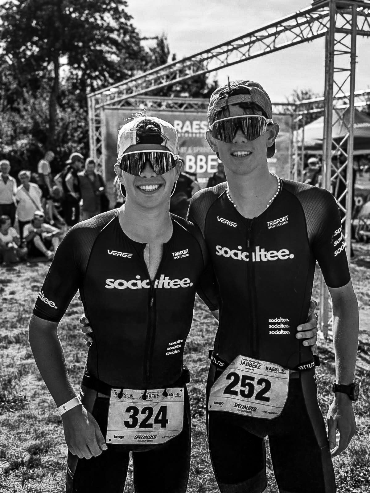 Community foto — atleten in Socialtee Apparel wielerkledij na een triatlon