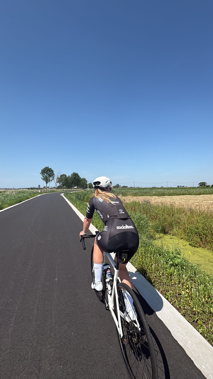 Community foto — wielrenster in Socialtee kledij op de openbare weg