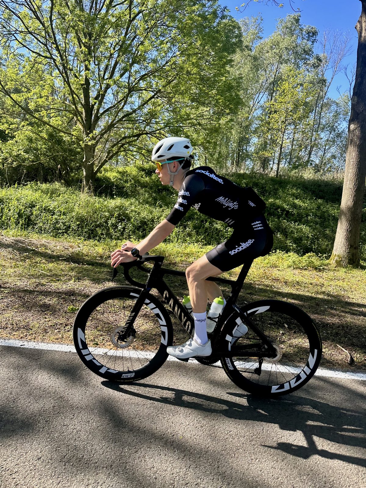 Community foto — wielrenner op racefiets in Socialtee kledij