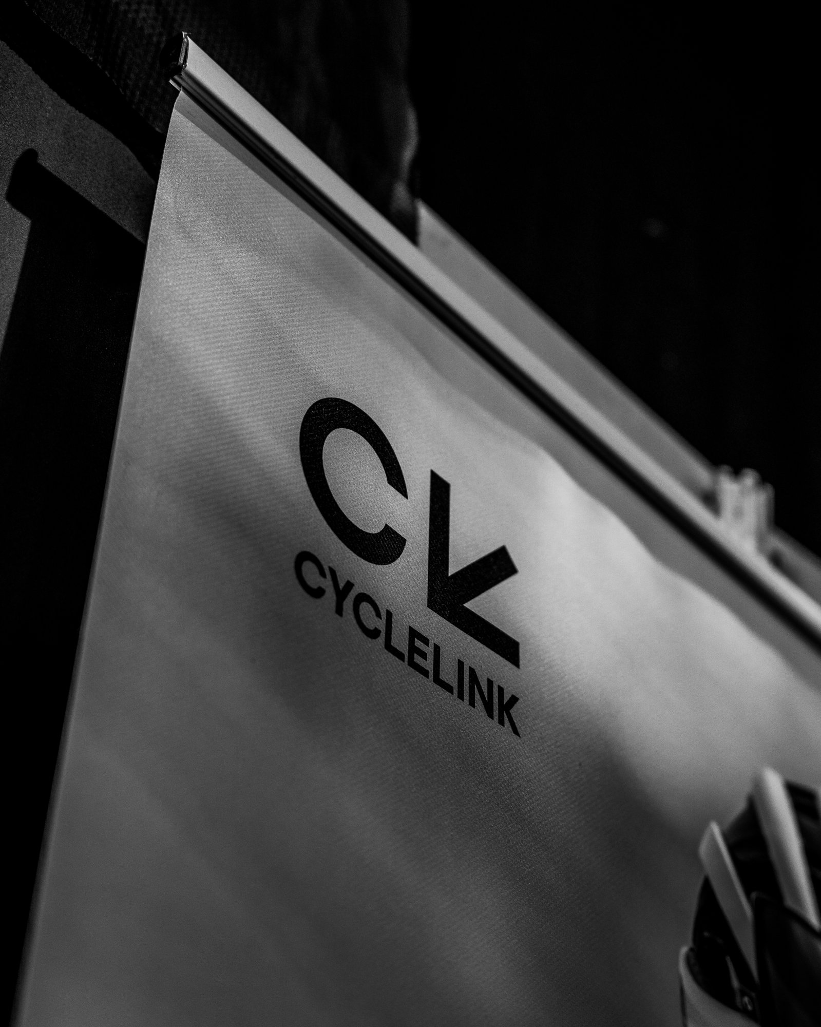 CycleLink brandingbanner tijdens wielerevent — merkcontent door Socialtee