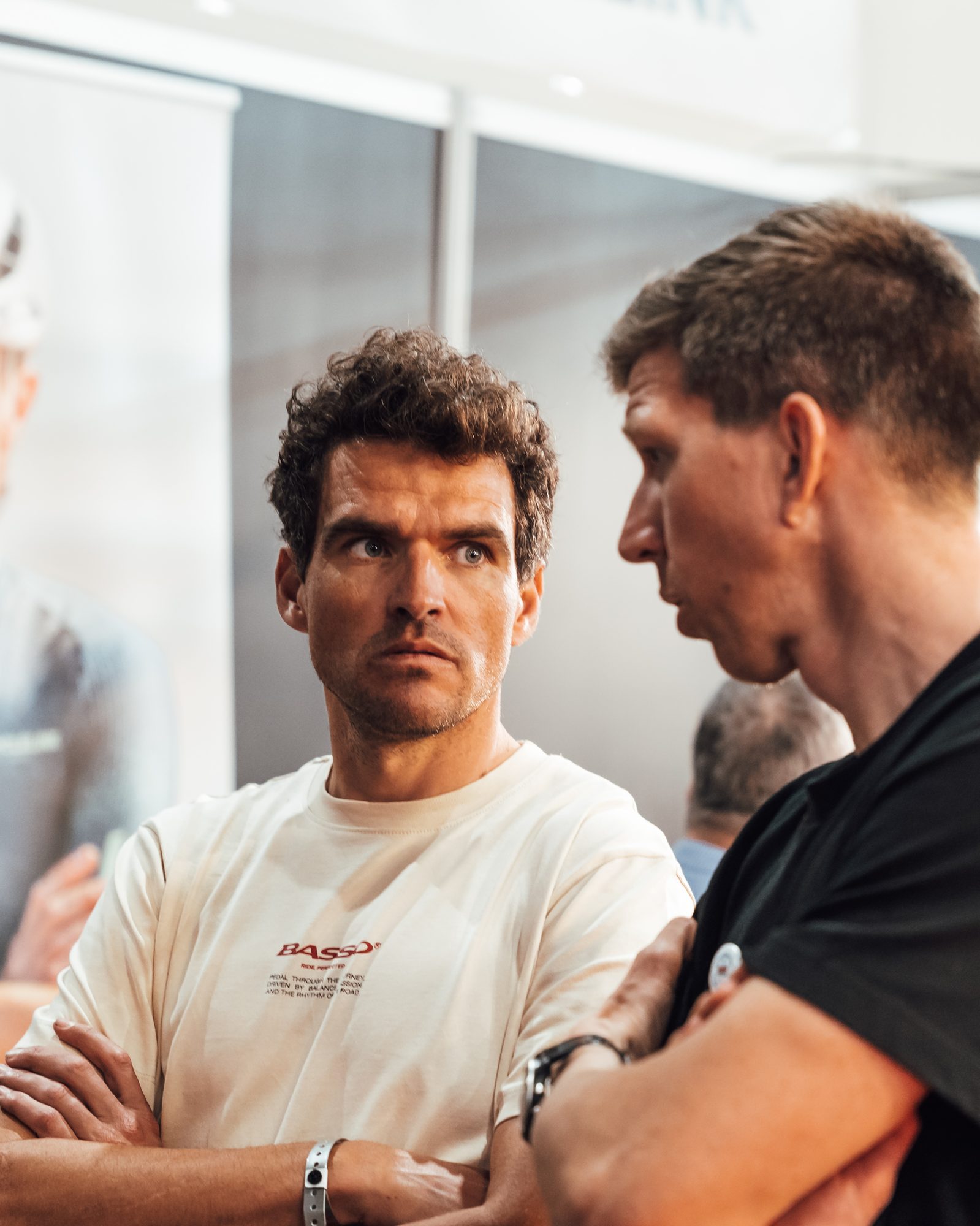 Netwerkmoment tussen wielerliefhebbers op CycleLink event — sportcontent Socialtee