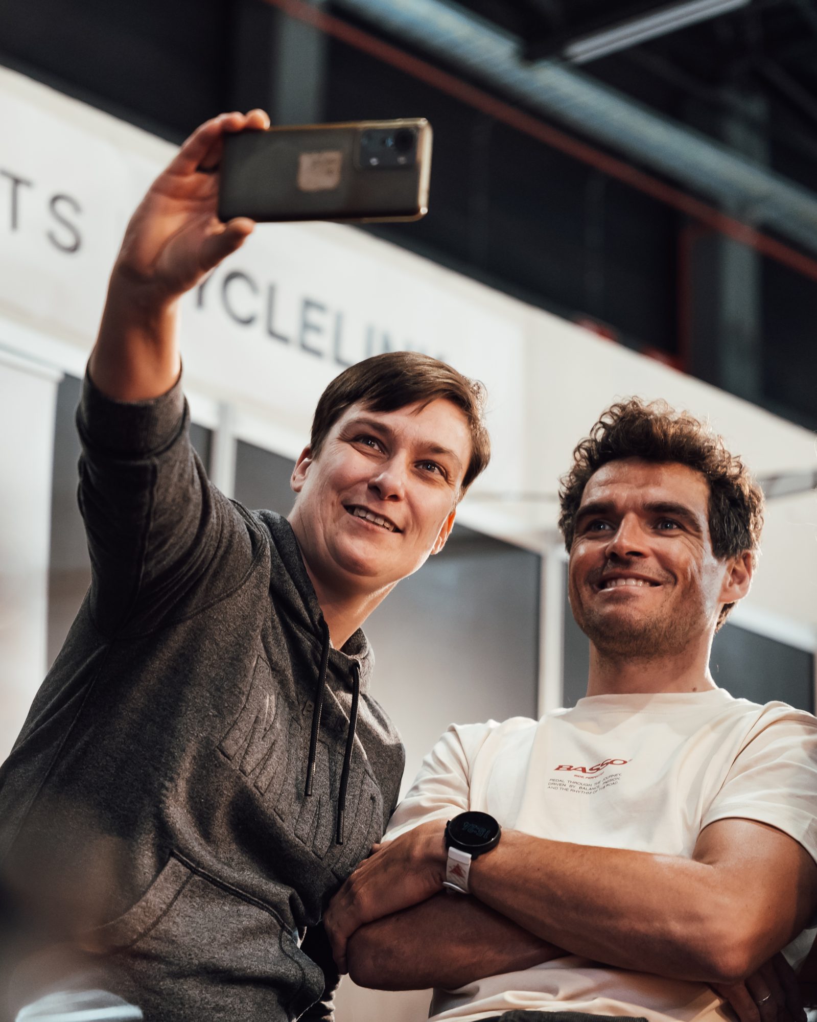 Bezoekers nemen een selfie op het CycleLink wielerevent