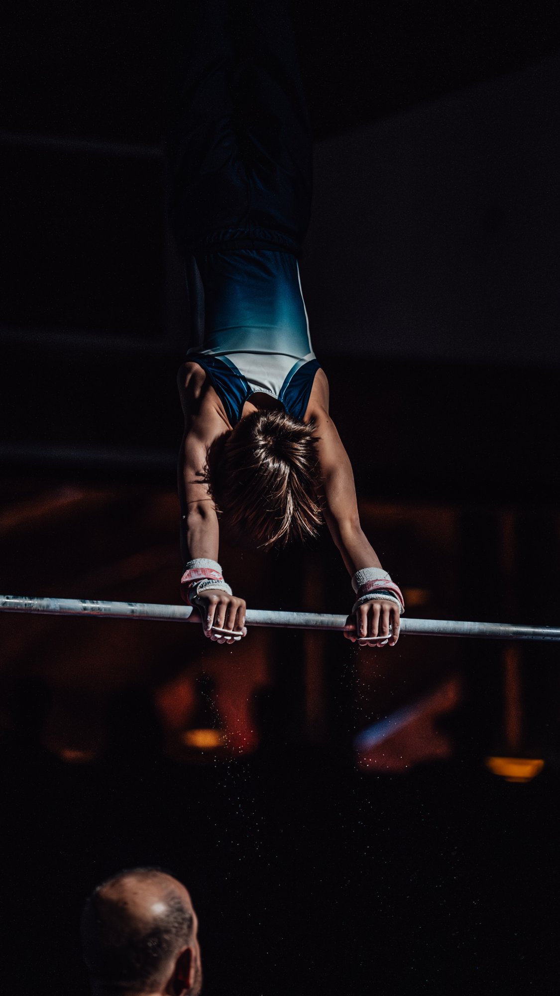 Turnster aan de brug tijdens gymnastics show — actiefotografie