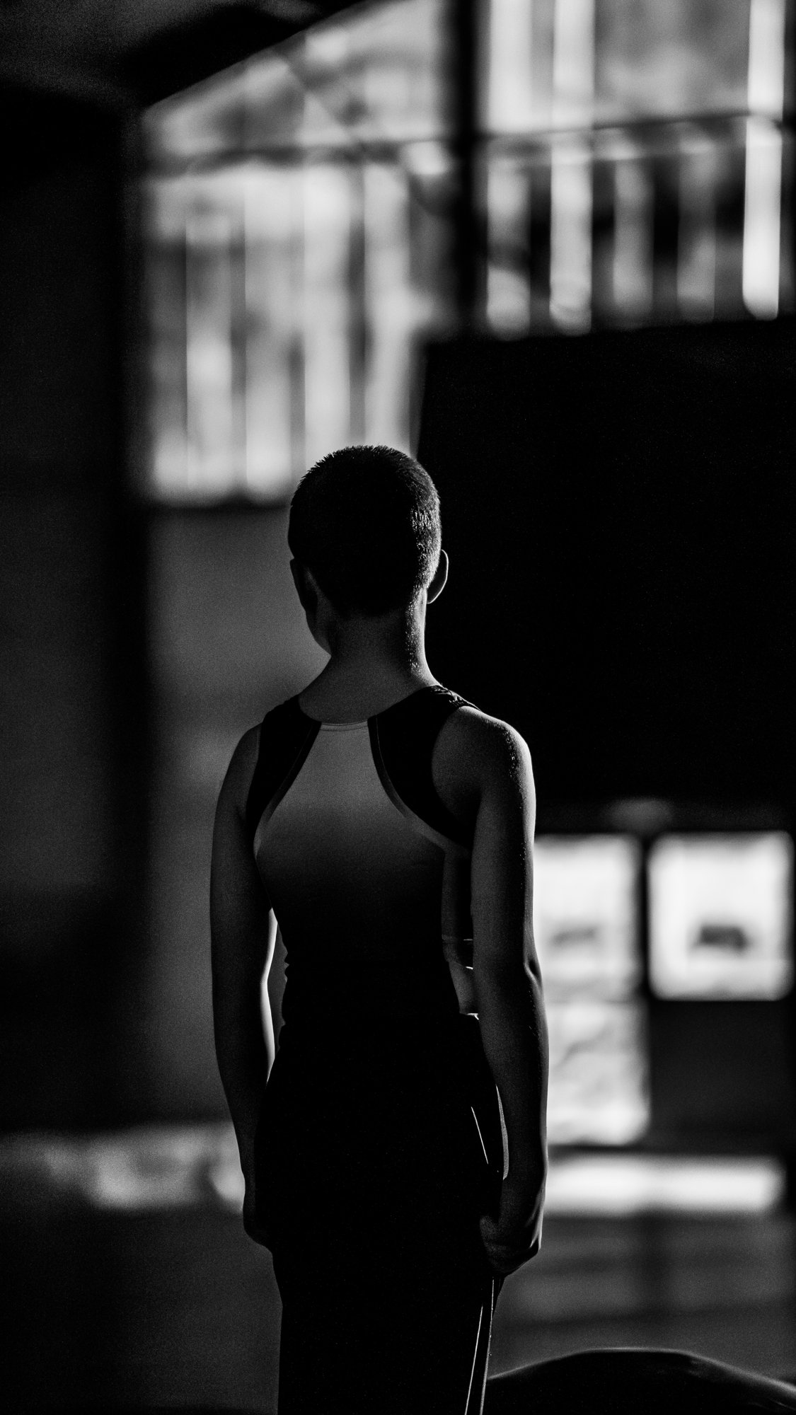 Silhouet van een turner backstage tijdens de gymnastics show
