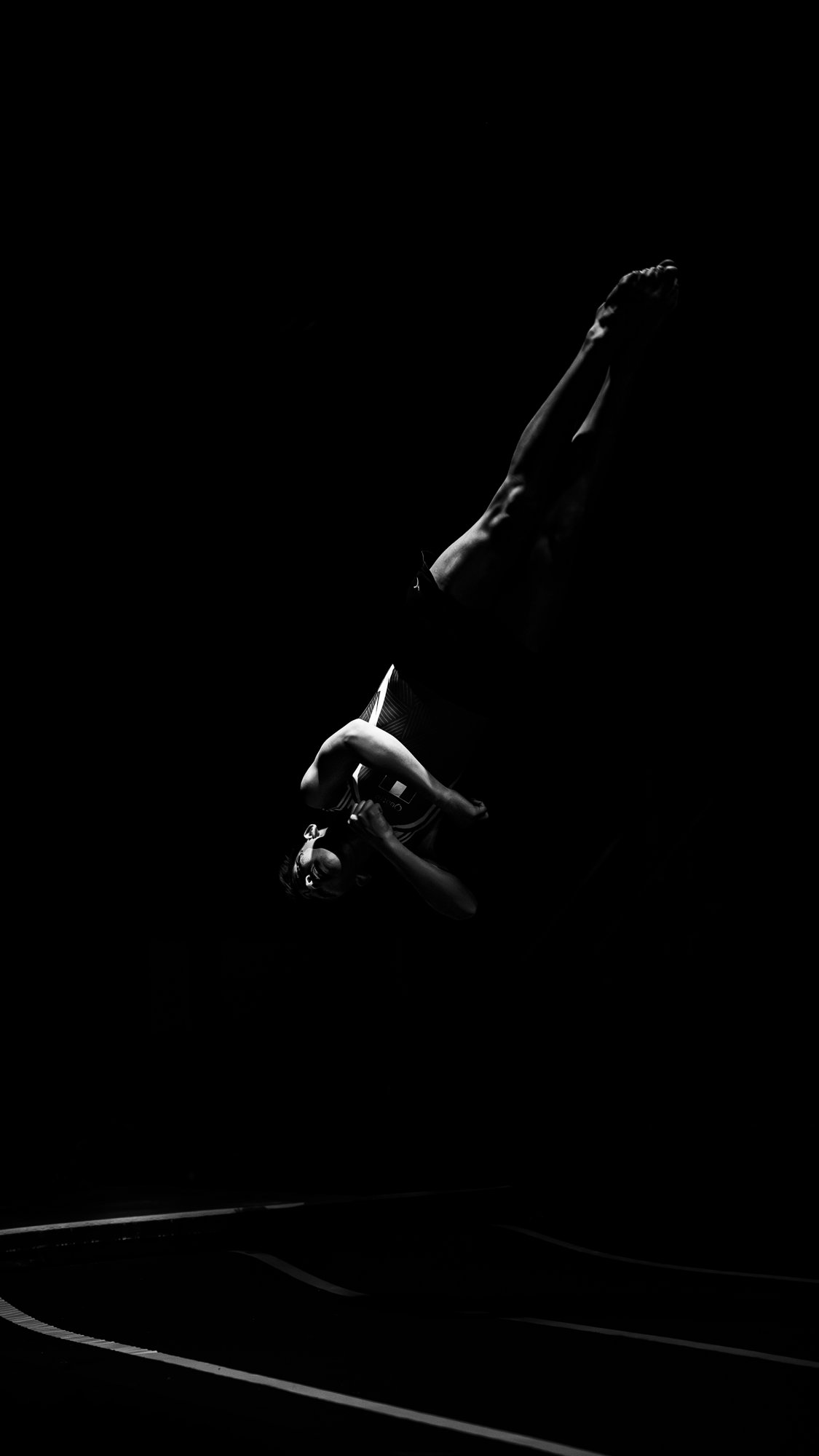 Backflip in silhouet tijdens turnoptreden