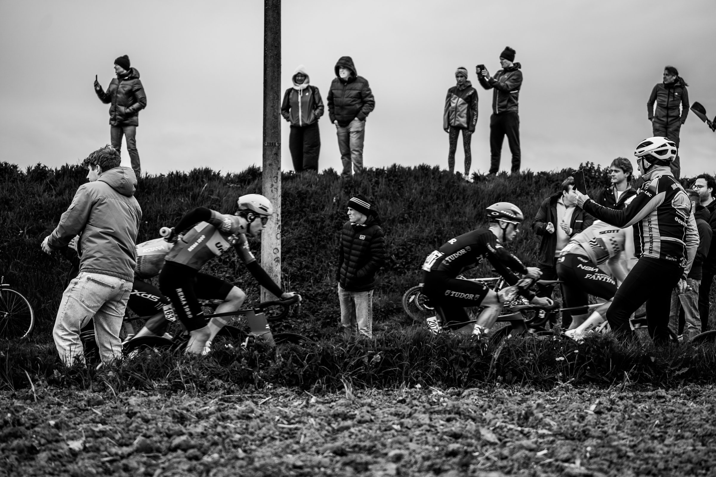 Wielerfotografie tijdens een koers over kasseien met publiek langs de kant — sportfotografie door Socialtee